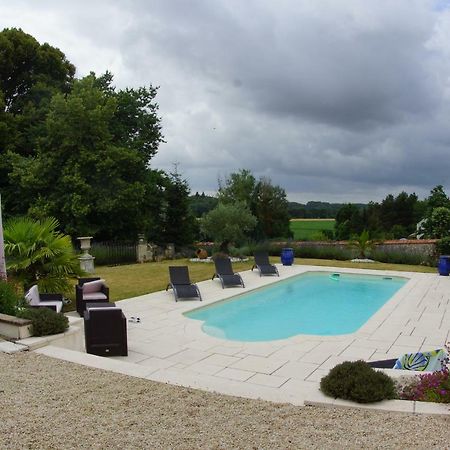 Le Petit Nid Vila Neuillé-le-Lierre Exterior foto