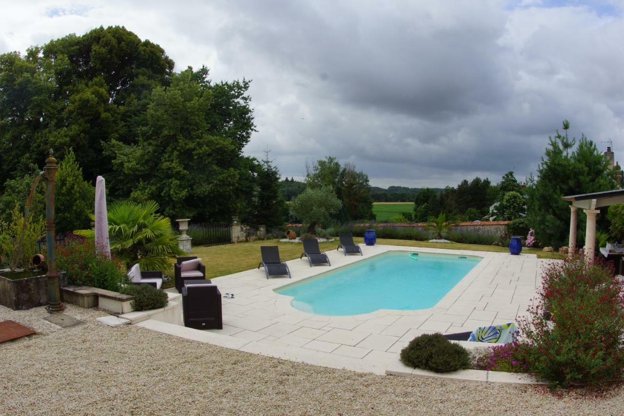 Le Petit Nid Vila Neuillé-le-Lierre Exterior foto